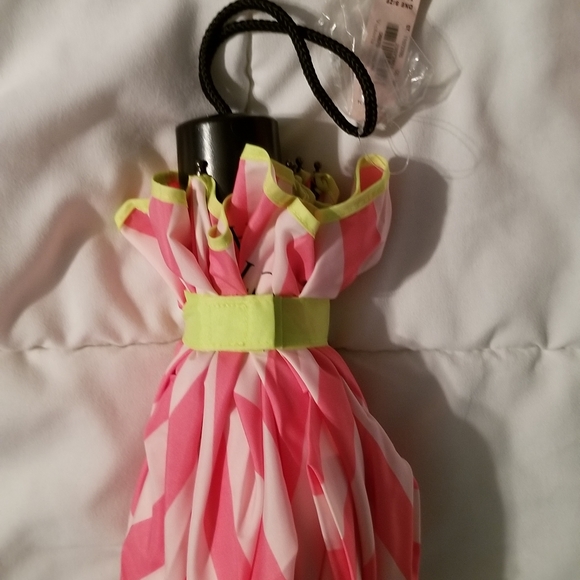 NWT VS LIMITED EDITION UMBRELLA. RETAIL $68 - Picture 5 of 9